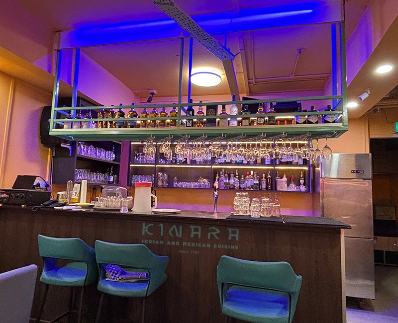 Live chef cooking station for interactive dining